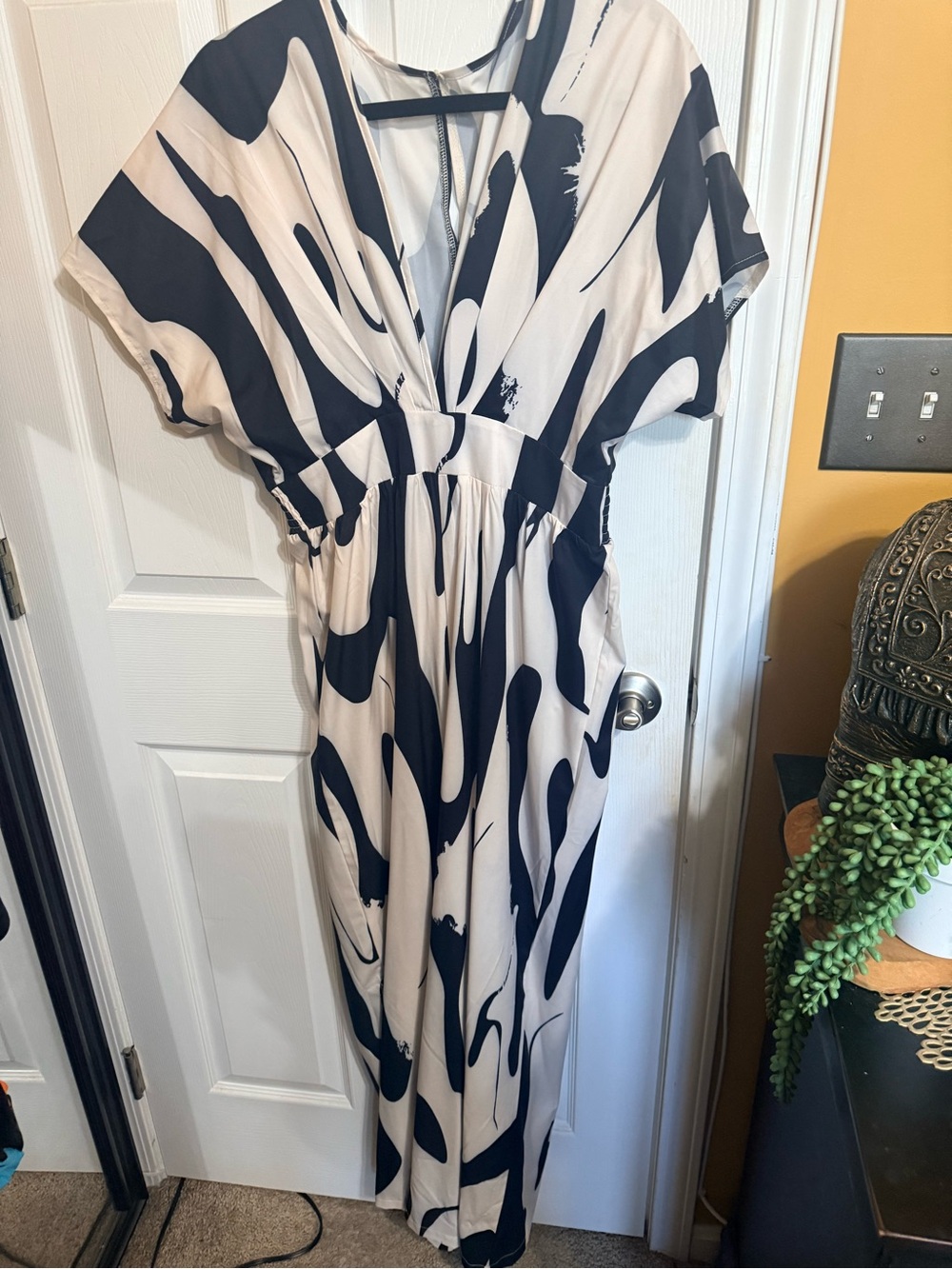 Black & Cream Abstract Print Maxi Dress - Women's